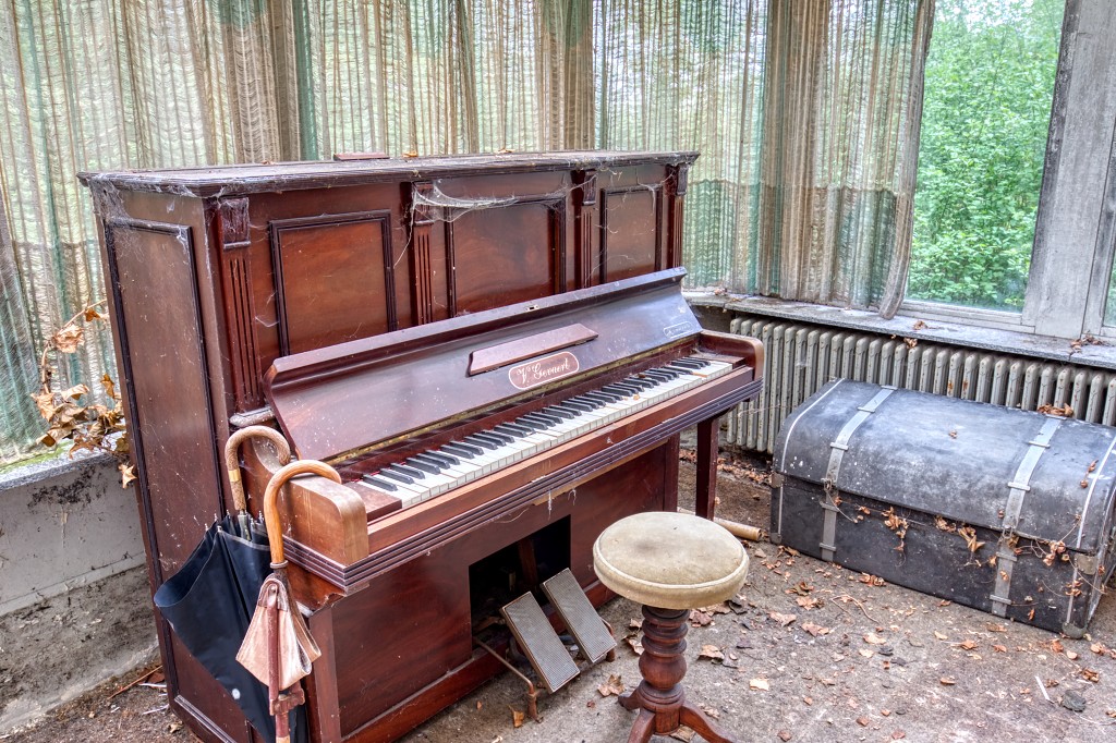 HDR manoir de l'avocat urbex decay verlaten villa lost place places abandoned explorer piano belgie belgique